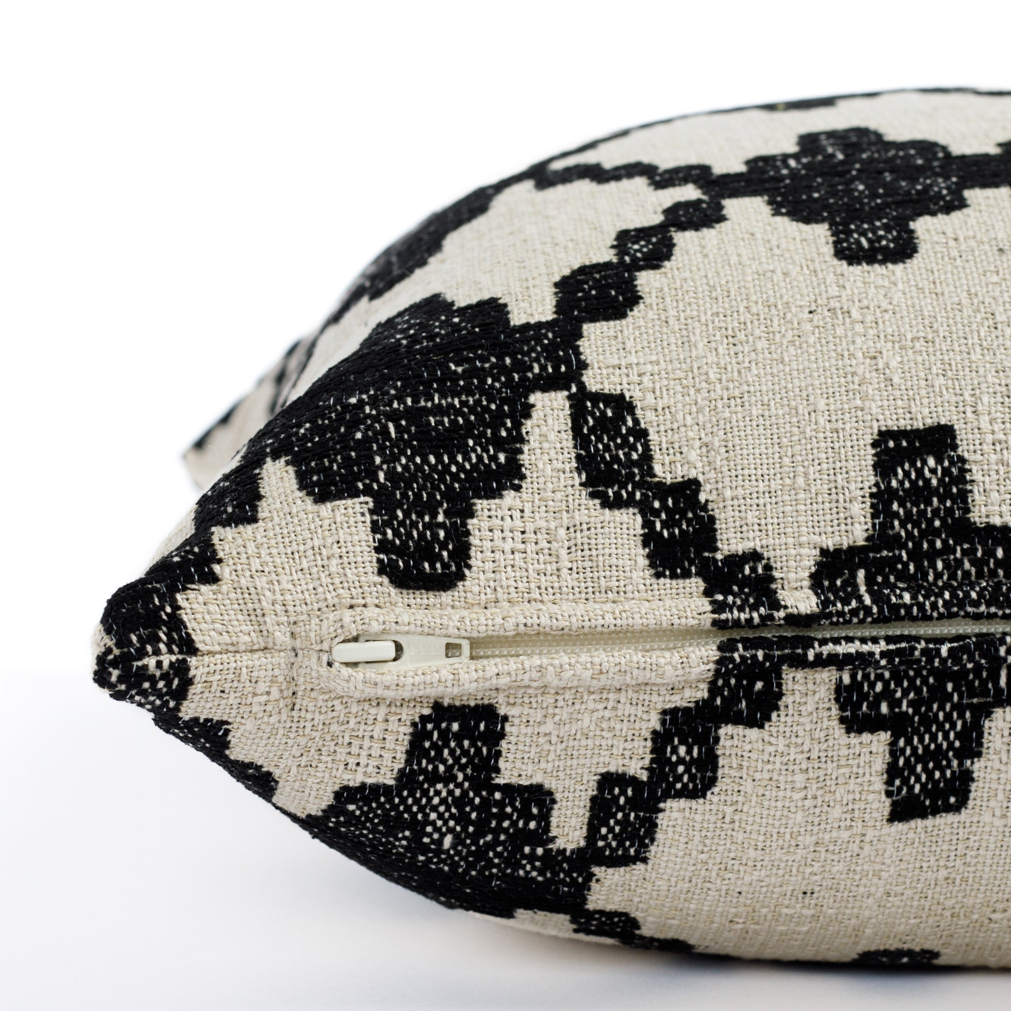 a black and burlap diamond trellis global patterned pillow : close up zipper view
