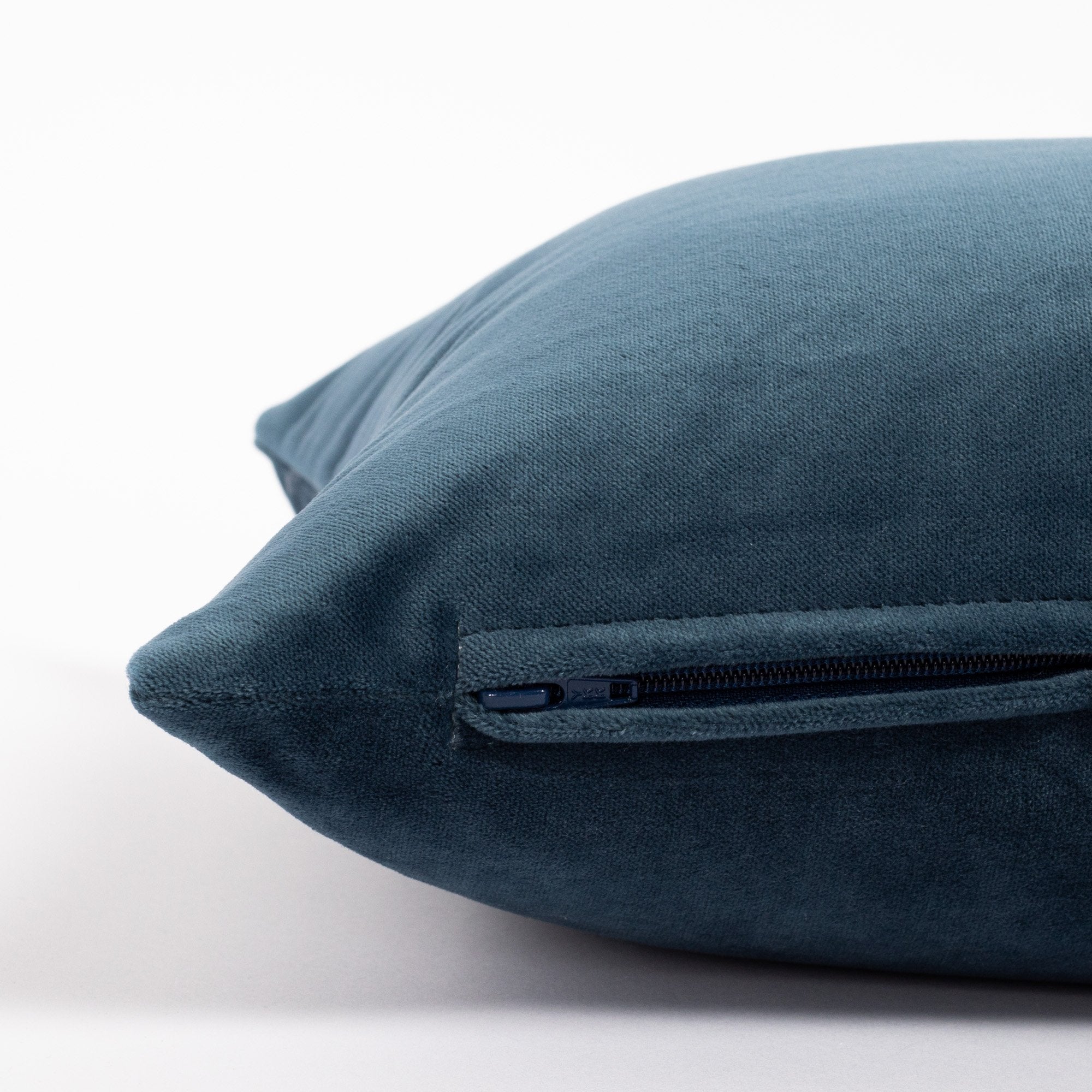 Mason Lakeland Blue velvet lumbar pillow : close up zipper side